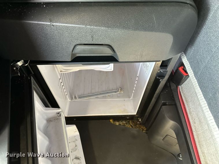 image for item EA2405 2019 Freightliner  Cascadia 126 semi truck