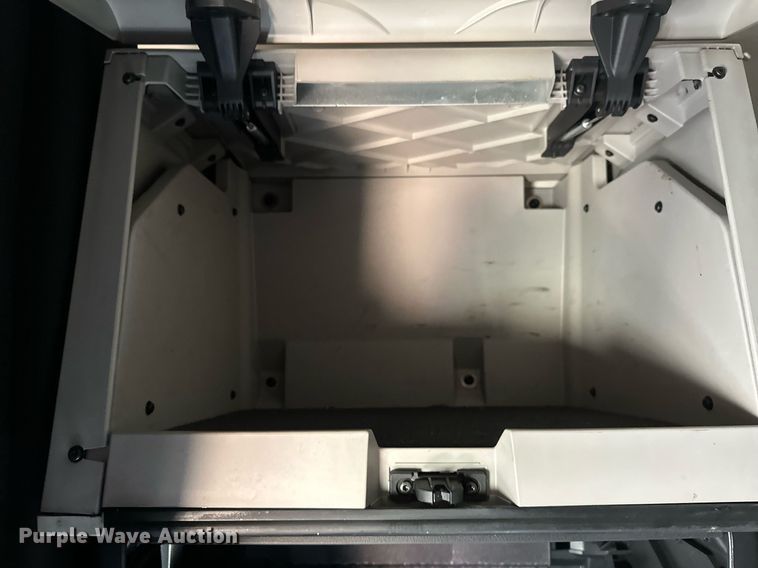 image for item EA2405 2019 Freightliner  Cascadia 126 semi truck