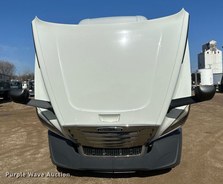 image for item EA2405 2019 Freightliner  Cascadia 126 semi truck