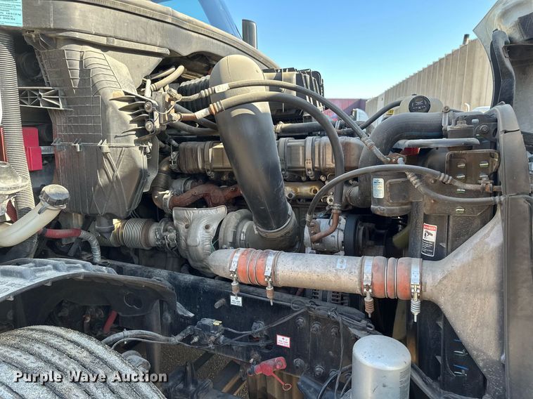 image for item EA2405 2019 Freightliner  Cascadia 126 semi truck