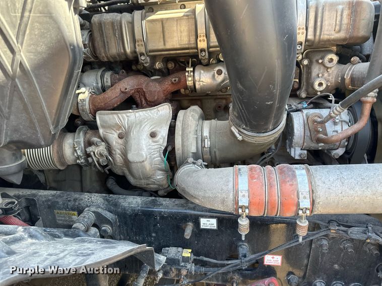 image for item EA2405 2019 Freightliner  Cascadia 126 semi truck