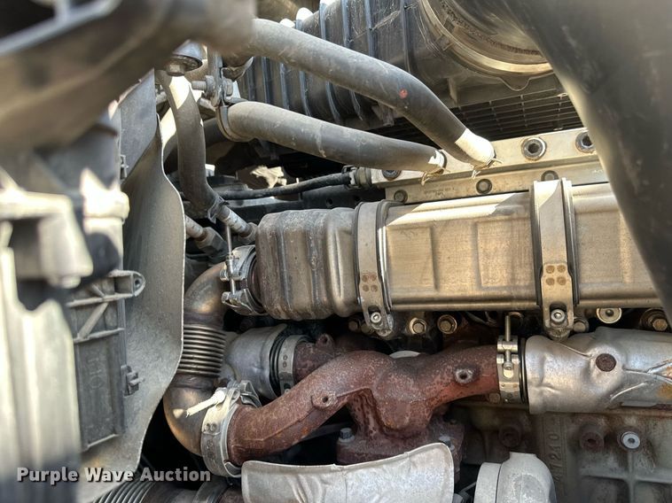 image for item EA2405 2019 Freightliner  Cascadia 126 semi truck