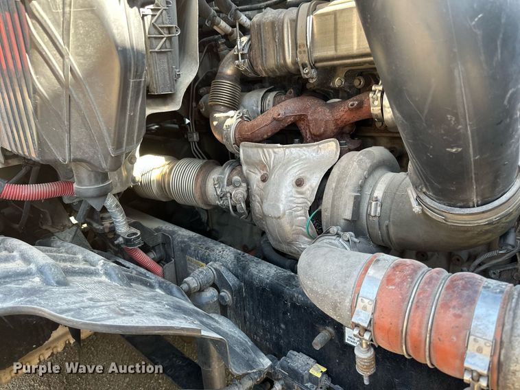 image for item EA2405 2019 Freightliner  Cascadia 126 semi truck