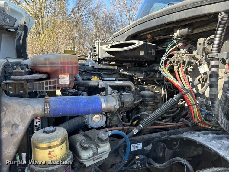 image for item EA2405 2019 Freightliner  Cascadia 126 semi truck