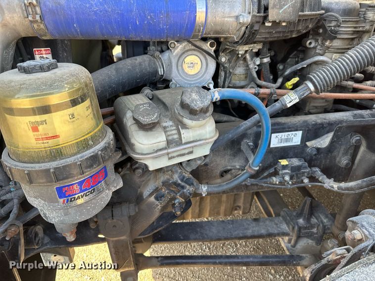 image for item EA2405 2019 Freightliner  Cascadia 126 semi truck