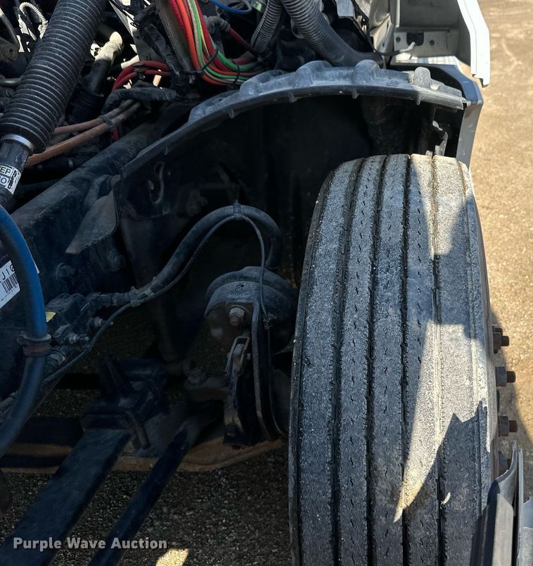 image for item EA2405 2019 Freightliner  Cascadia 126 semi truck