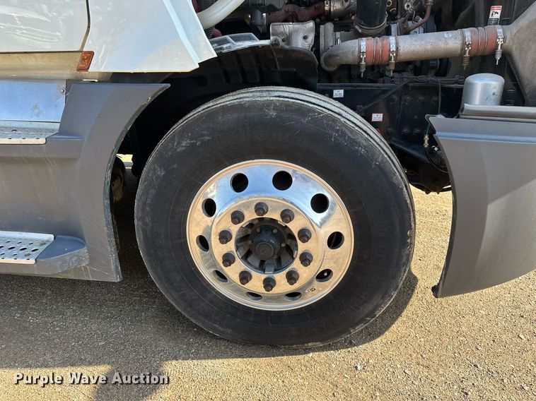 image for item EA2405 2019 Freightliner  Cascadia 126 semi truck