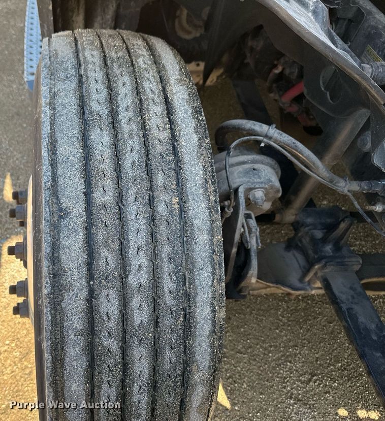 image for item EA2405 2019 Freightliner  Cascadia 126 semi truck