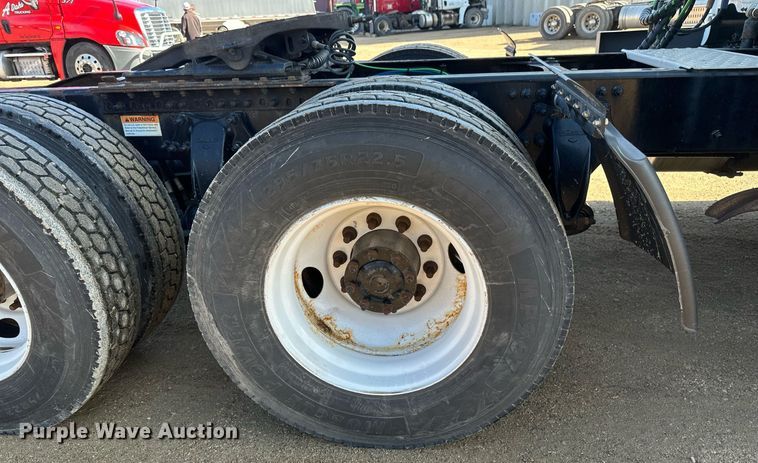 image for item EA2405 2019 Freightliner  Cascadia 126 semi truck