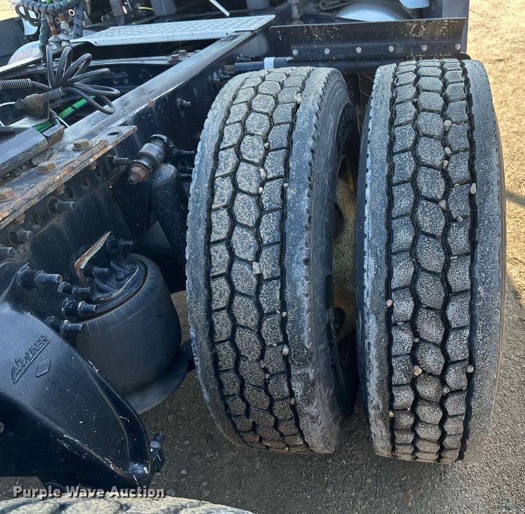 image for item EA2405 2019 Freightliner  Cascadia 126 semi truck