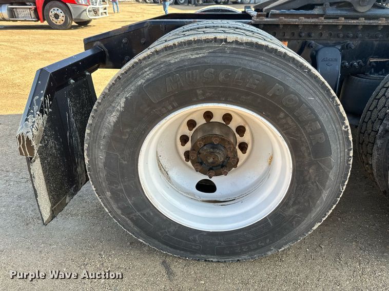 image for item EA2405 2019 Freightliner  Cascadia 126 semi truck