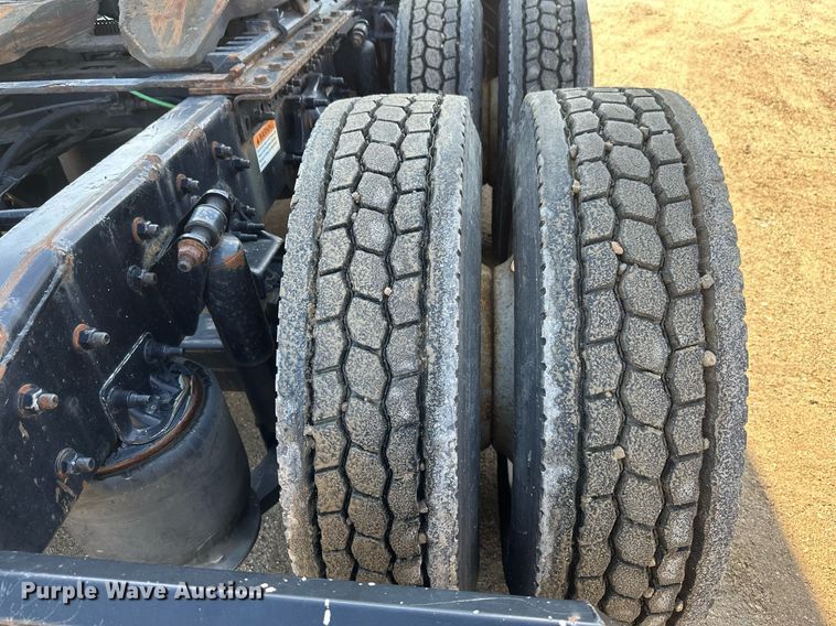 image for item EA2405 2019 Freightliner  Cascadia 126 semi truck