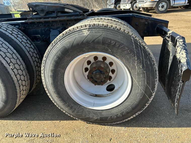 image for item EA2405 2019 Freightliner  Cascadia 126 semi truck