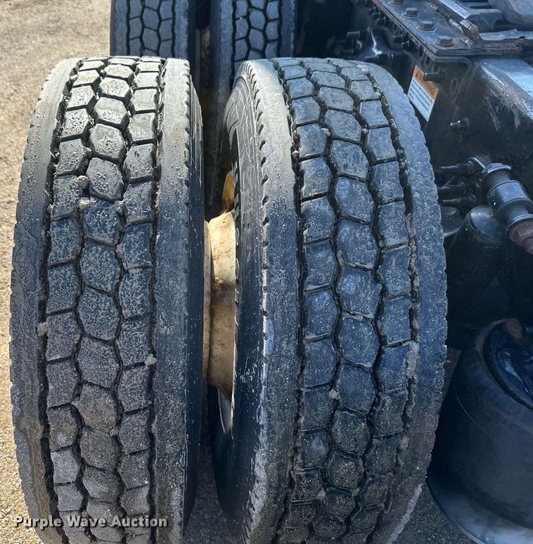 image for item EA2405 2019 Freightliner  Cascadia 126 semi truck