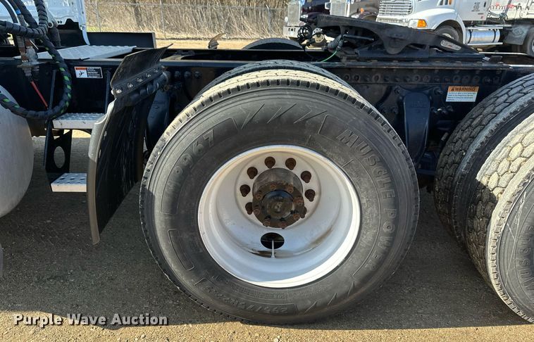 image for item EA2405 2019 Freightliner  Cascadia 126 semi truck