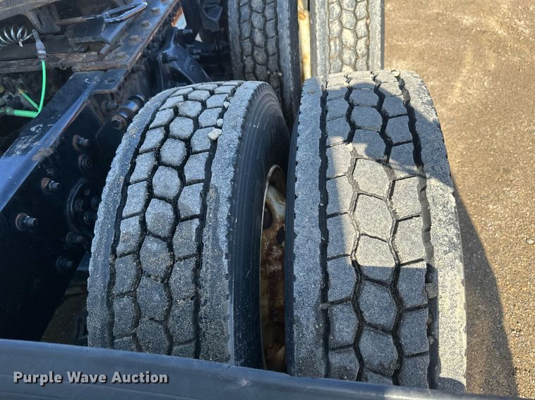 image for item EA2405 2019 Freightliner  Cascadia 126 semi truck