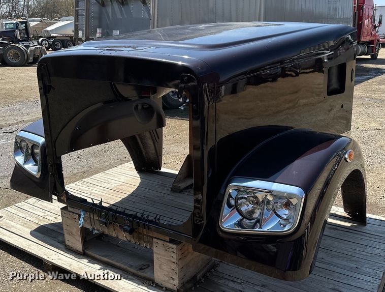 image for item EA2417 Semi truck hood