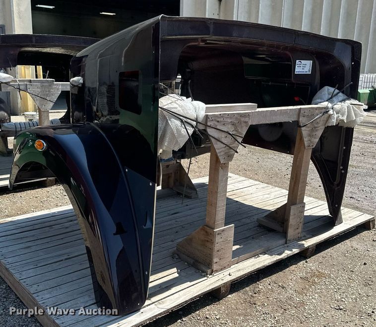 image for item EA2417 Semi truck hood