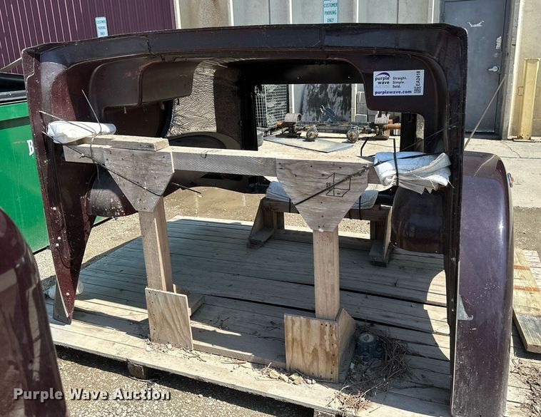 image for item EA2418 Semi truck hood