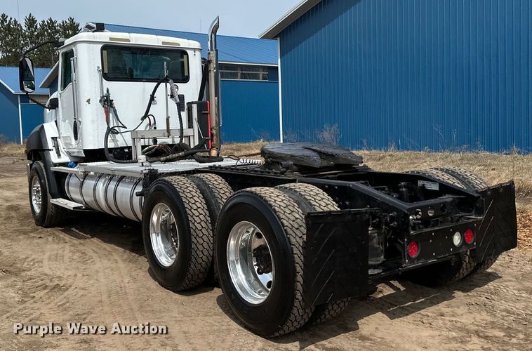 image for item EB2486 2016 Caterpillar CT660 semi truck