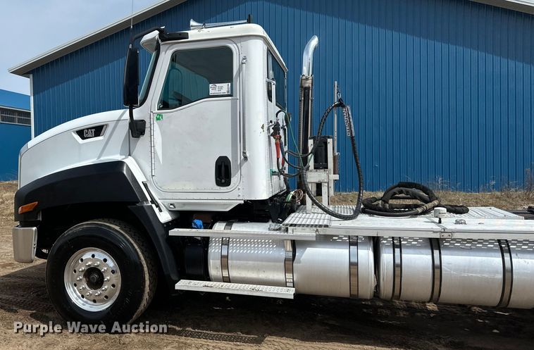 image for item EB2486 2016 Caterpillar CT660 semi truck