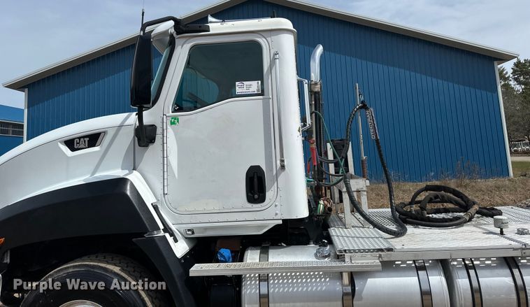 image for item EB2486 2016 Caterpillar CT660 semi truck