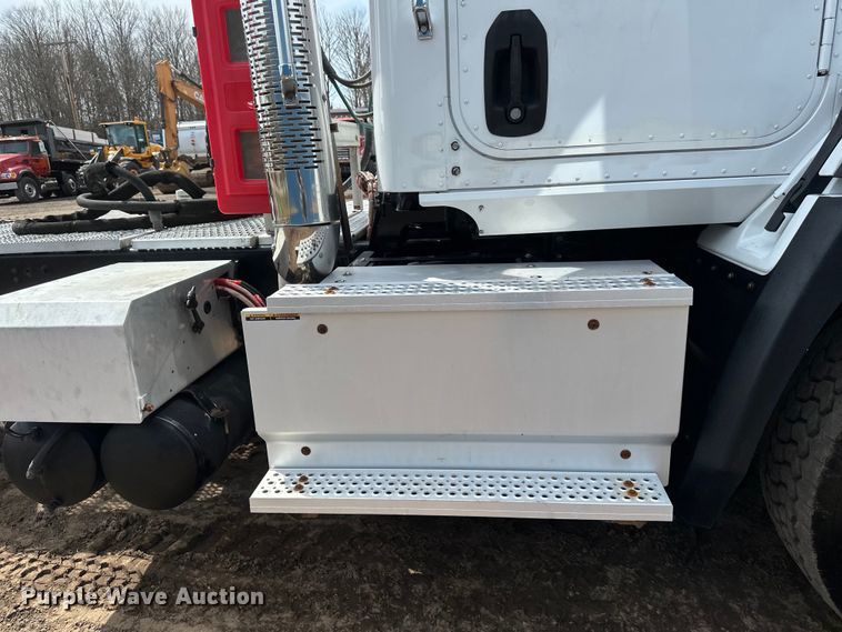 image for item EB2486 2016 Caterpillar CT660 semi truck