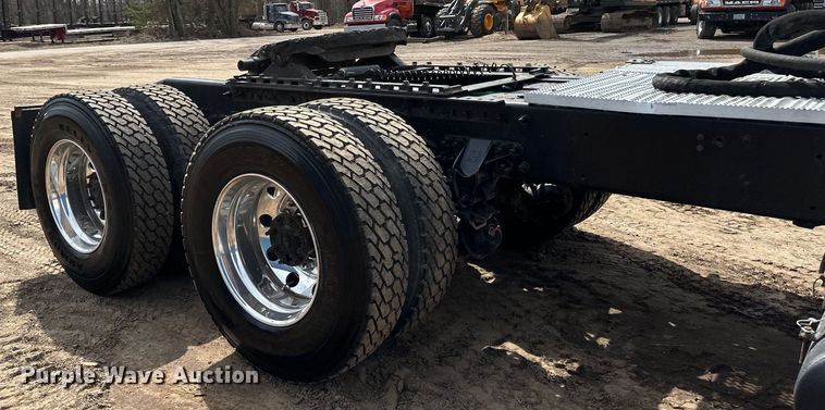 image for item EB2486 2016 Caterpillar CT660 semi truck