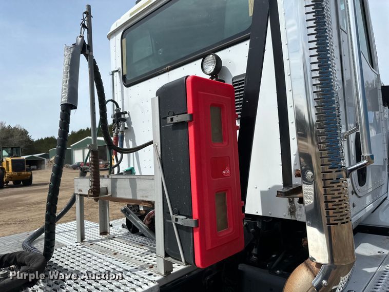 image for item EB2486 2016 Caterpillar CT660 semi truck