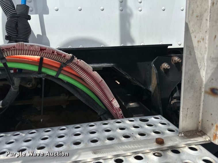 image for item EB2486 2016 Caterpillar CT660 semi truck