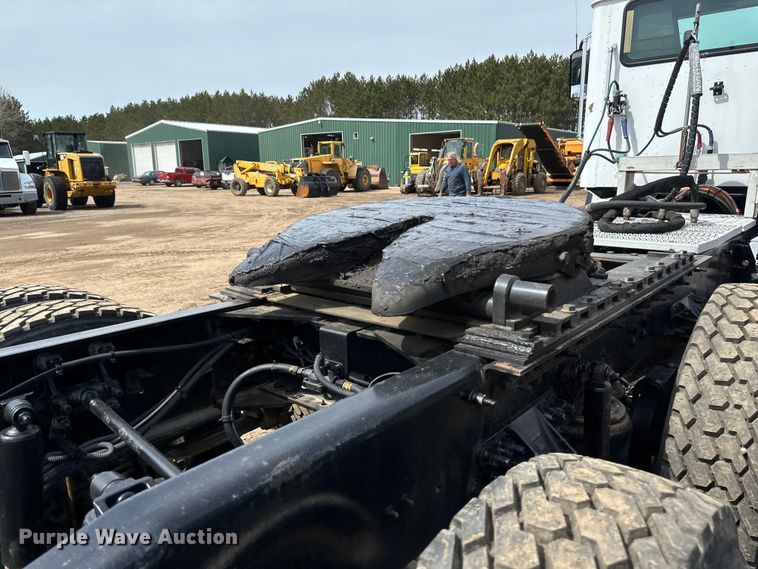 image for item EB2486 2016 Caterpillar CT660 semi truck