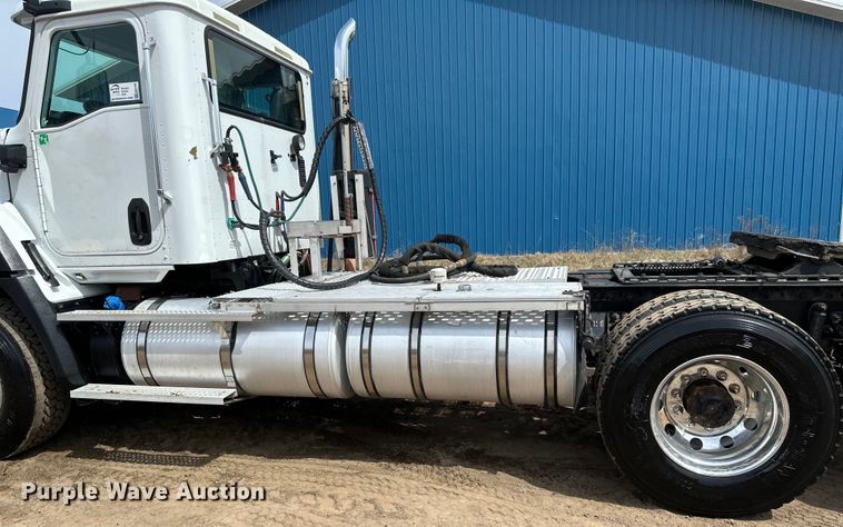 image for item EB2486 2016 Caterpillar CT660 semi truck