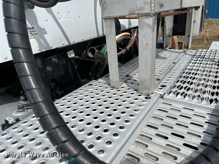 image for item EB2486 2016 Caterpillar CT660 semi truck