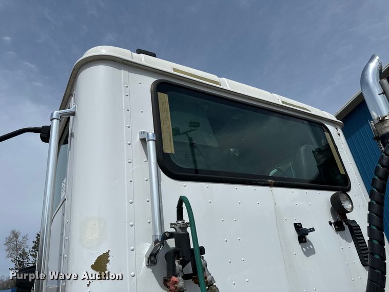 image for item EB2486 2016 Caterpillar CT660 semi truck