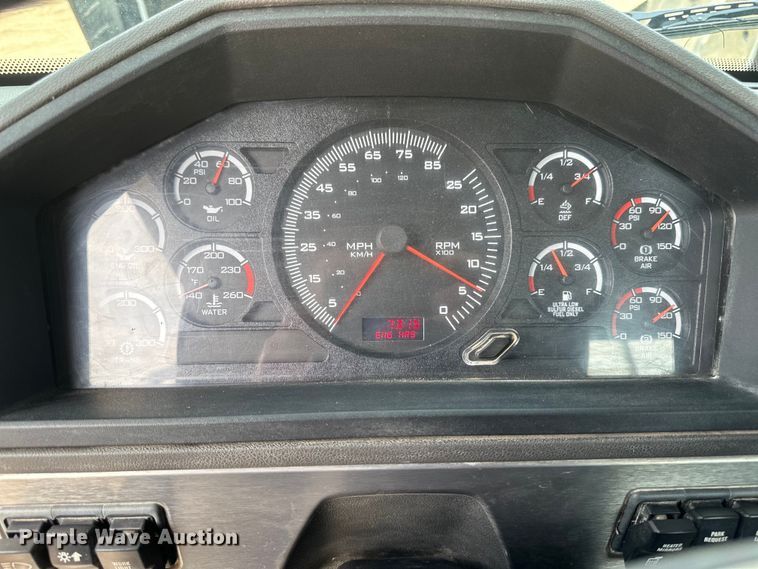 image for item EB2486 2016 Caterpillar CT660 semi truck