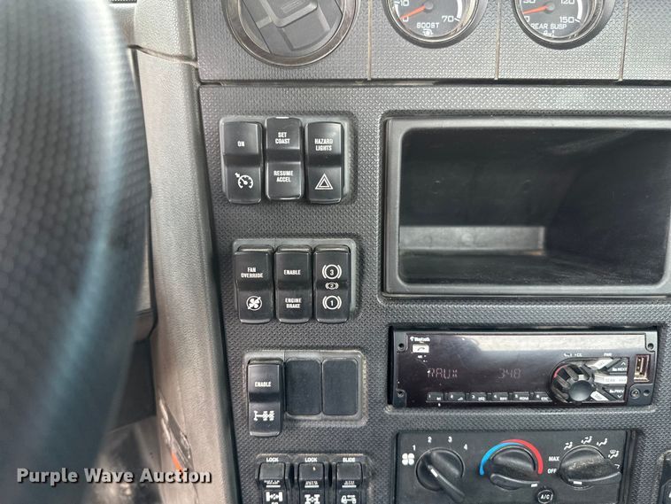 image for item EB2486 2016 Caterpillar CT660 semi truck