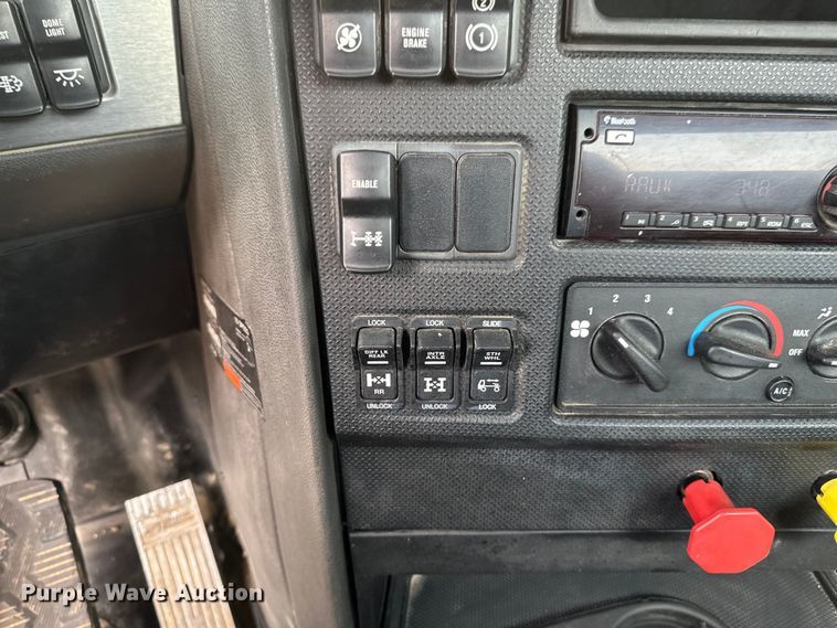 image for item EB2486 2016 Caterpillar CT660 semi truck