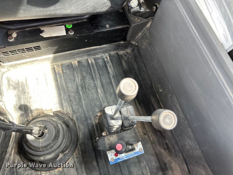 image for item EB2486 2016 Caterpillar CT660 semi truck