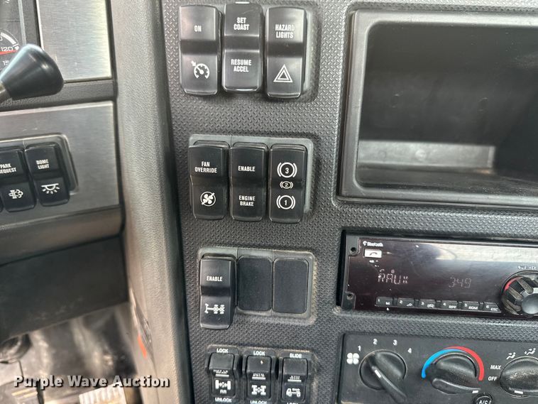 image for item EB2486 2016 Caterpillar CT660 semi truck