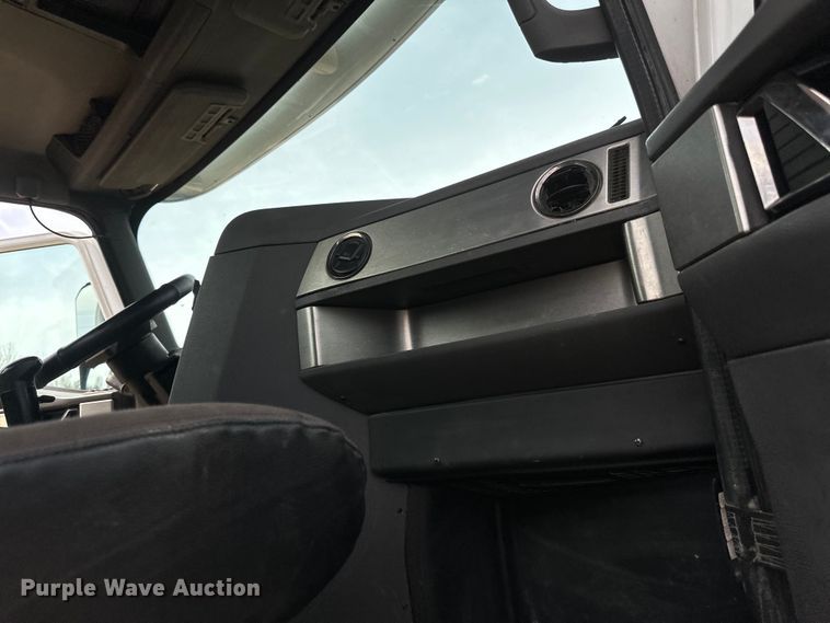 image for item EB2486 2016 Caterpillar CT660 semi truck