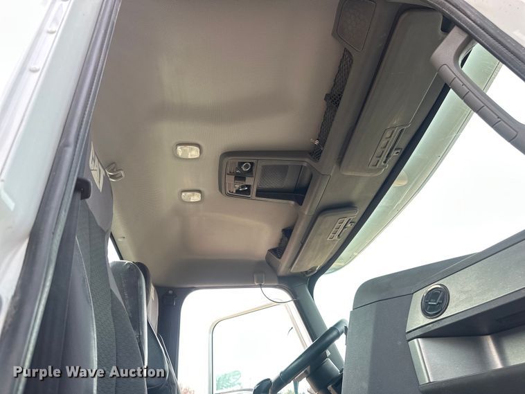 image for item EB2486 2016 Caterpillar CT660 semi truck