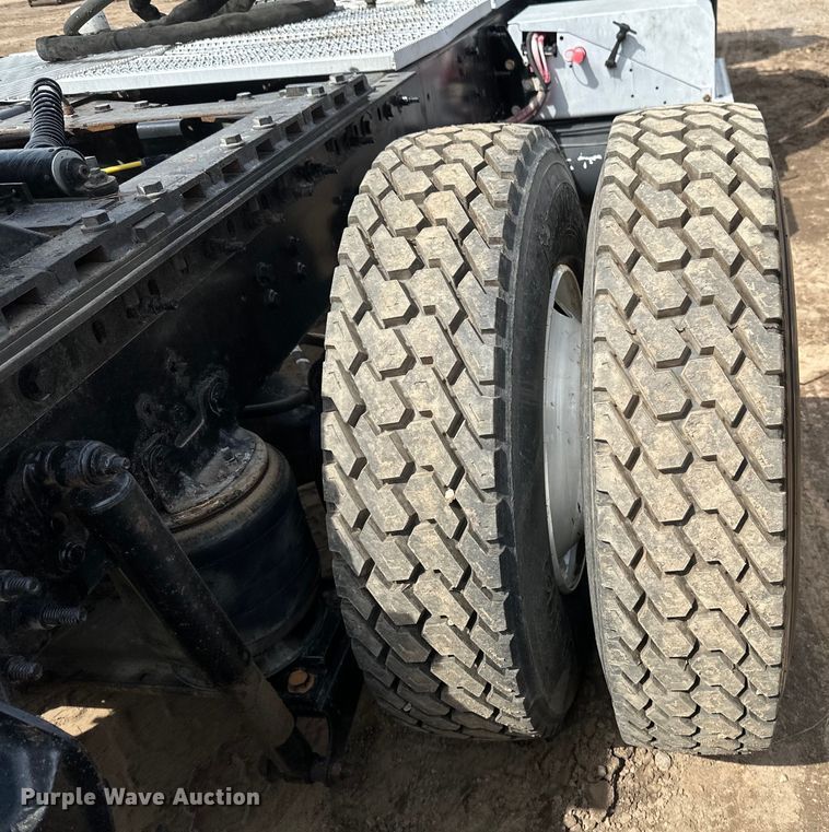 image for item EB2486 2016 Caterpillar CT660 semi truck