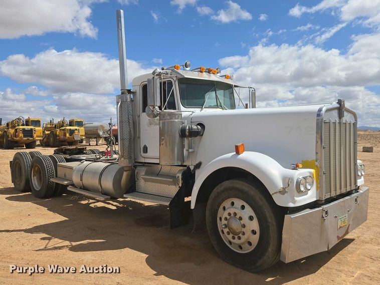 image for item EC0974 1981 Kenworth W900 semi truck