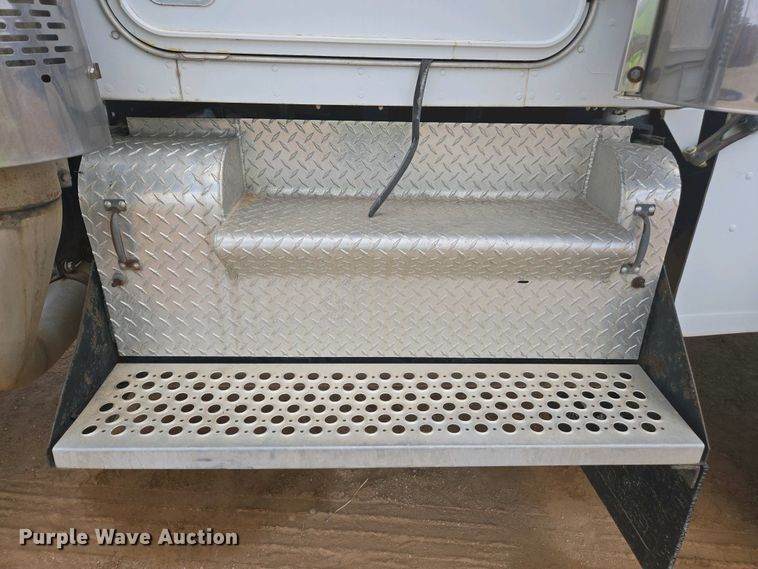 image for item EC0974 1981 Kenworth W900 semi truck