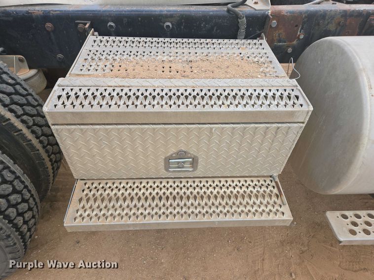 image for item EC0974 1981 Kenworth W900 semi truck