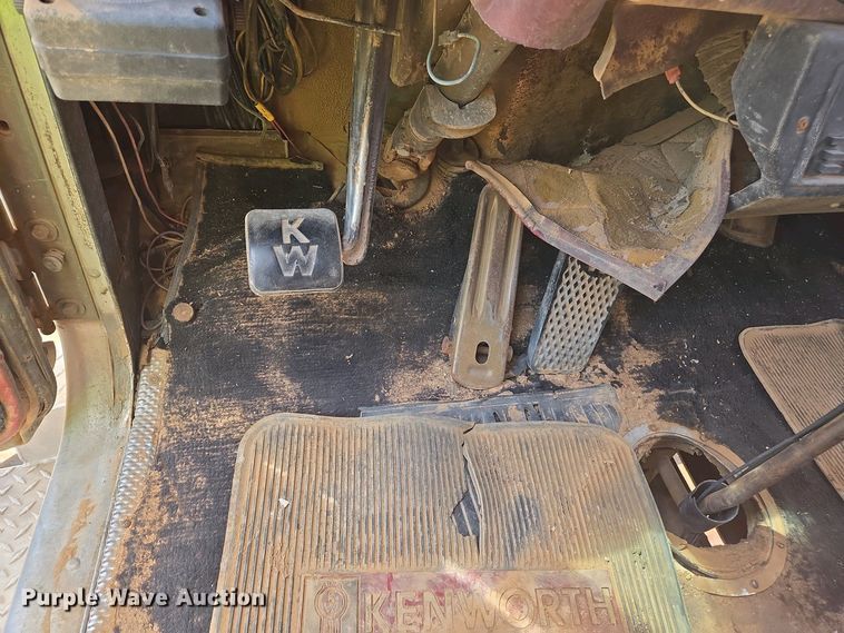 image for item EC0974 1981 Kenworth W900 semi truck