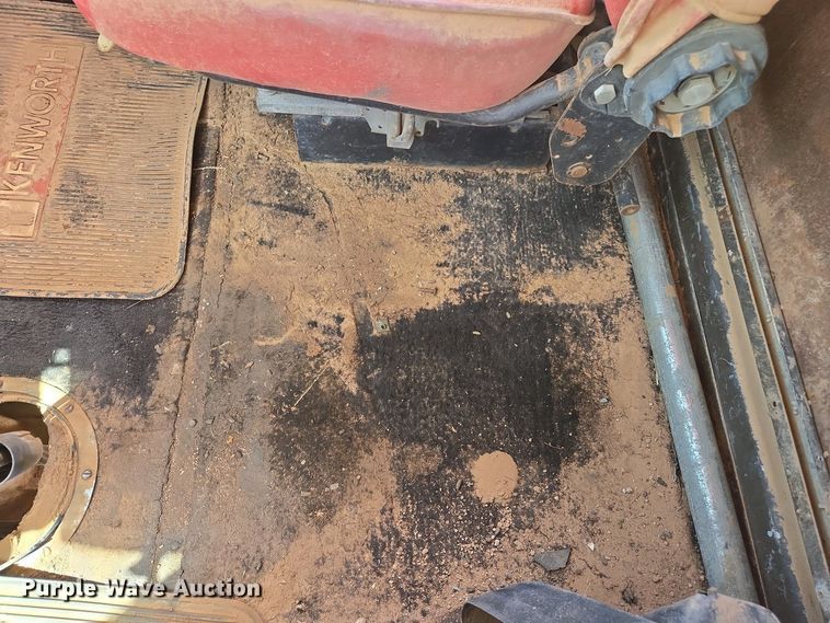 image for item EC0974 1981 Kenworth W900 semi truck