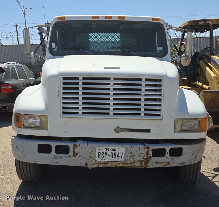 image for item EC0989 1995 International 4700  flatbed truck