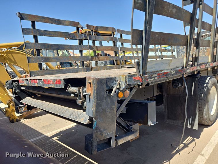 image for item EC0989 1995 International 4700  flatbed truck