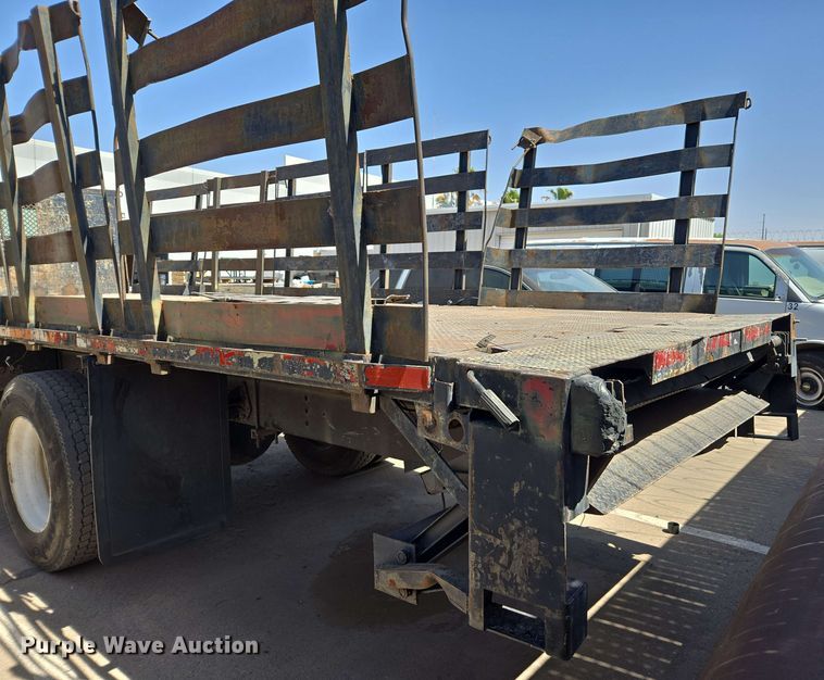 image for item EC0989 1995 International 4700  flatbed truck